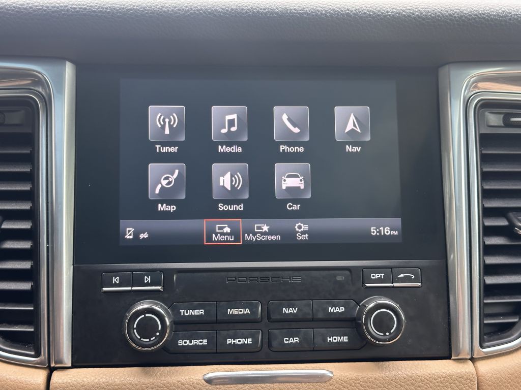 2017 Porsche Macan Image 40