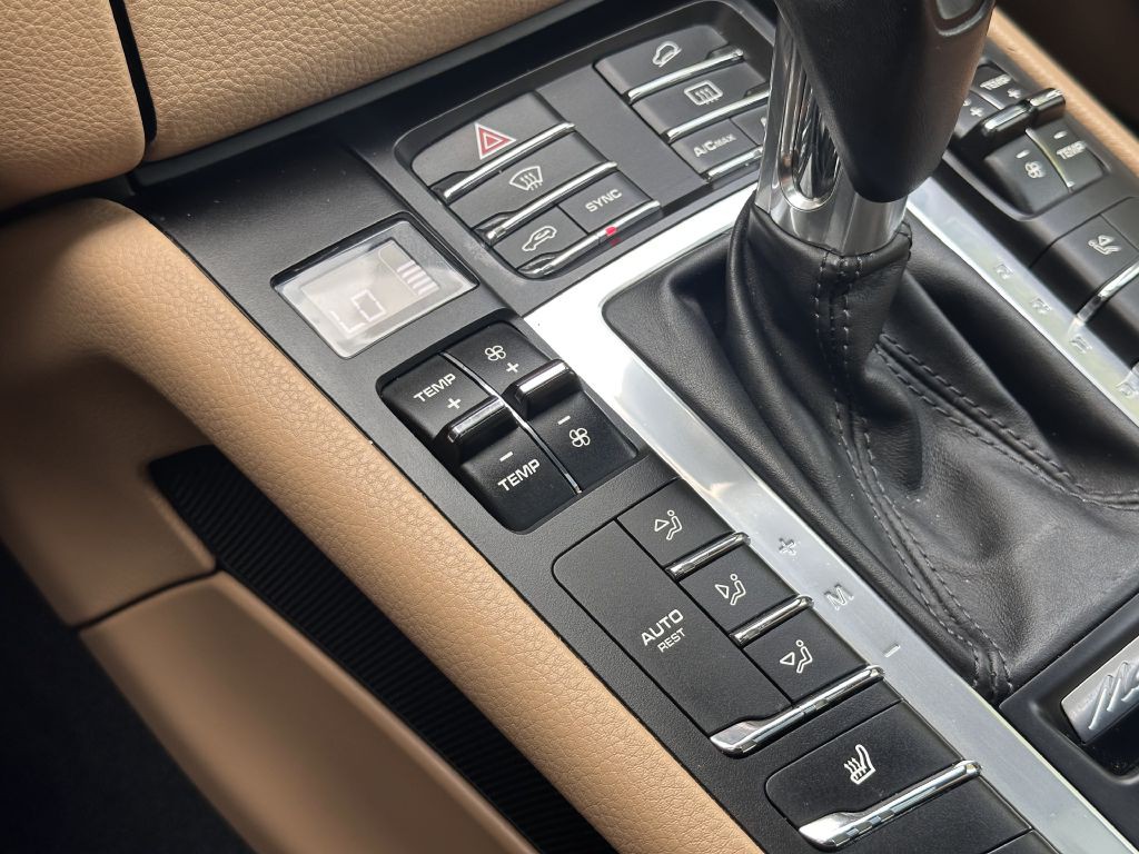 2017 Porsche Macan Image 43