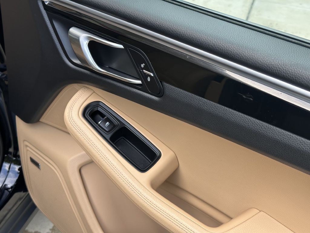 2017 Porsche Macan Image 59