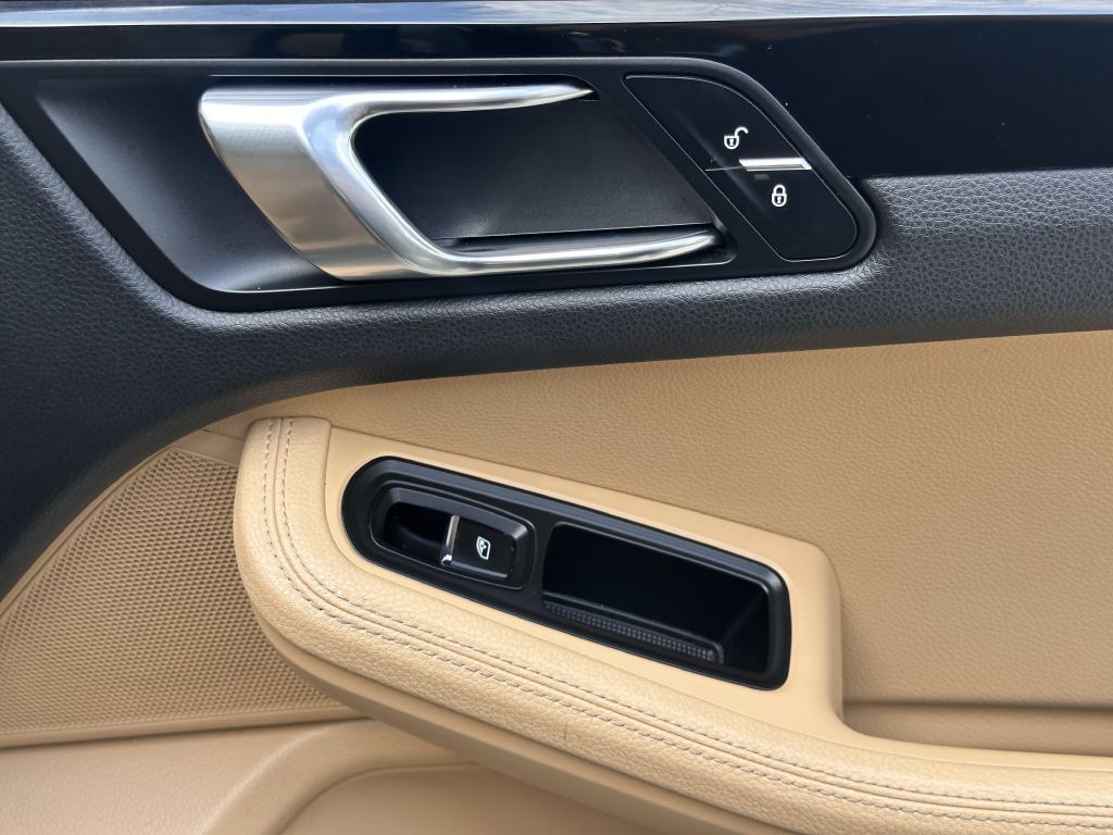 2017 Porsche Macan Image 60