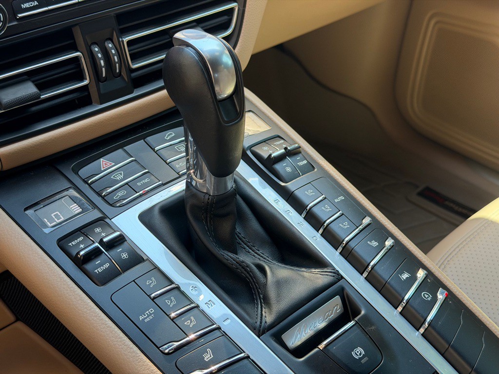 2021 Porsche Macan Image 54