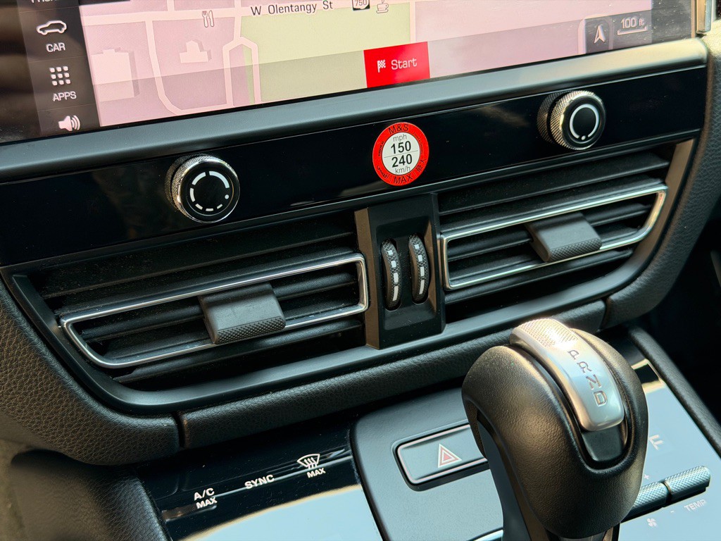 2022 Porsche Macan Image 40