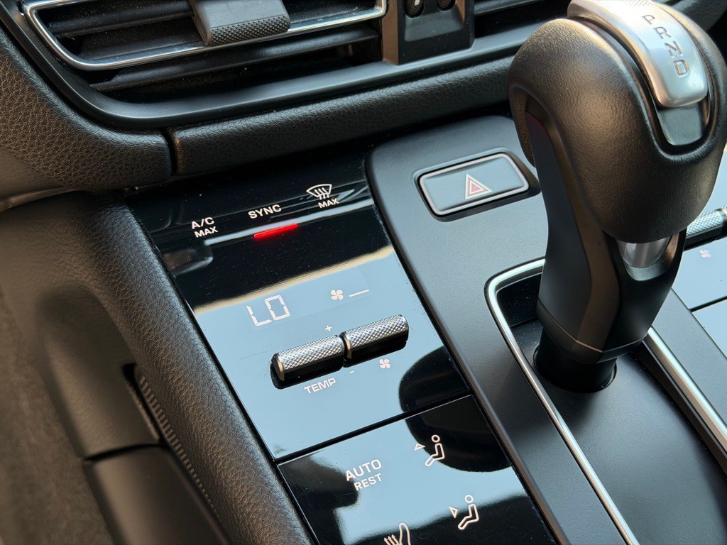 2022 Porsche Macan Image 41