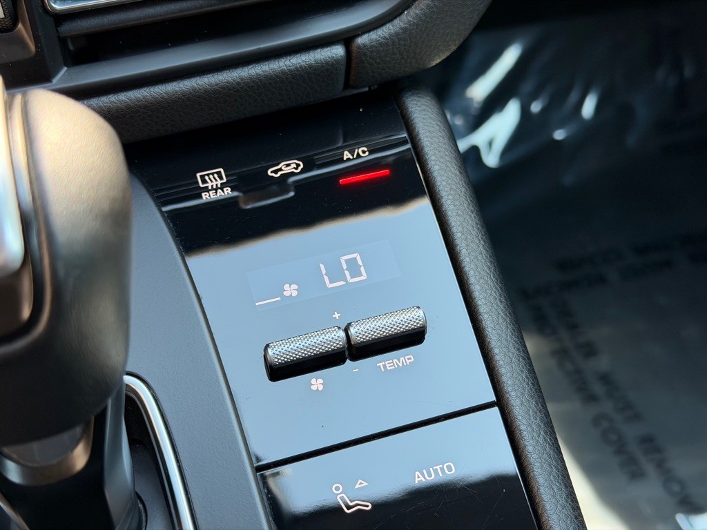 2022 Porsche Macan Image 42