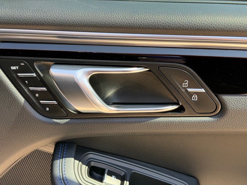 2022 Porsche Macan Image 57