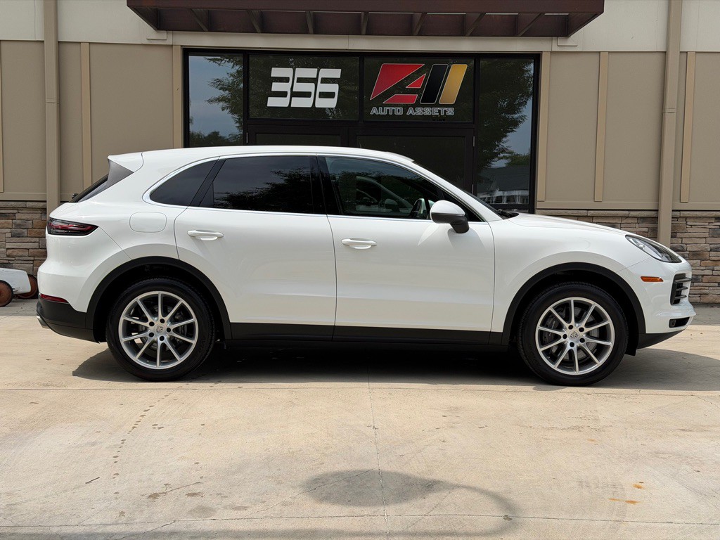 2023 Porsche Cayenne Image 2