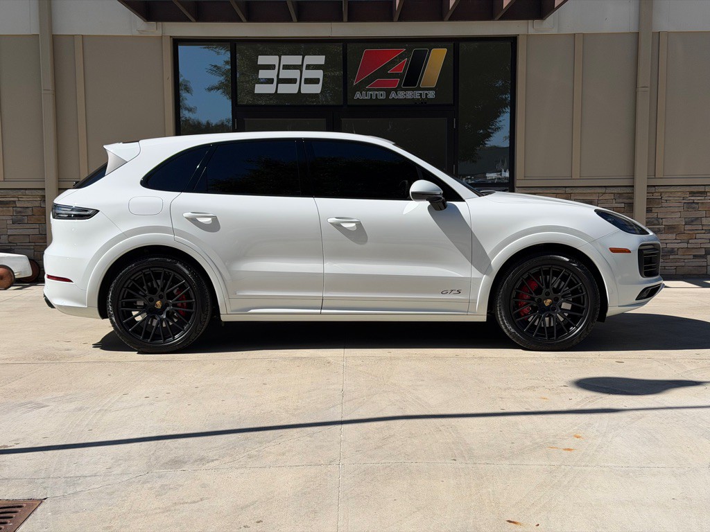 2023 Porsche Cayenne Image 2