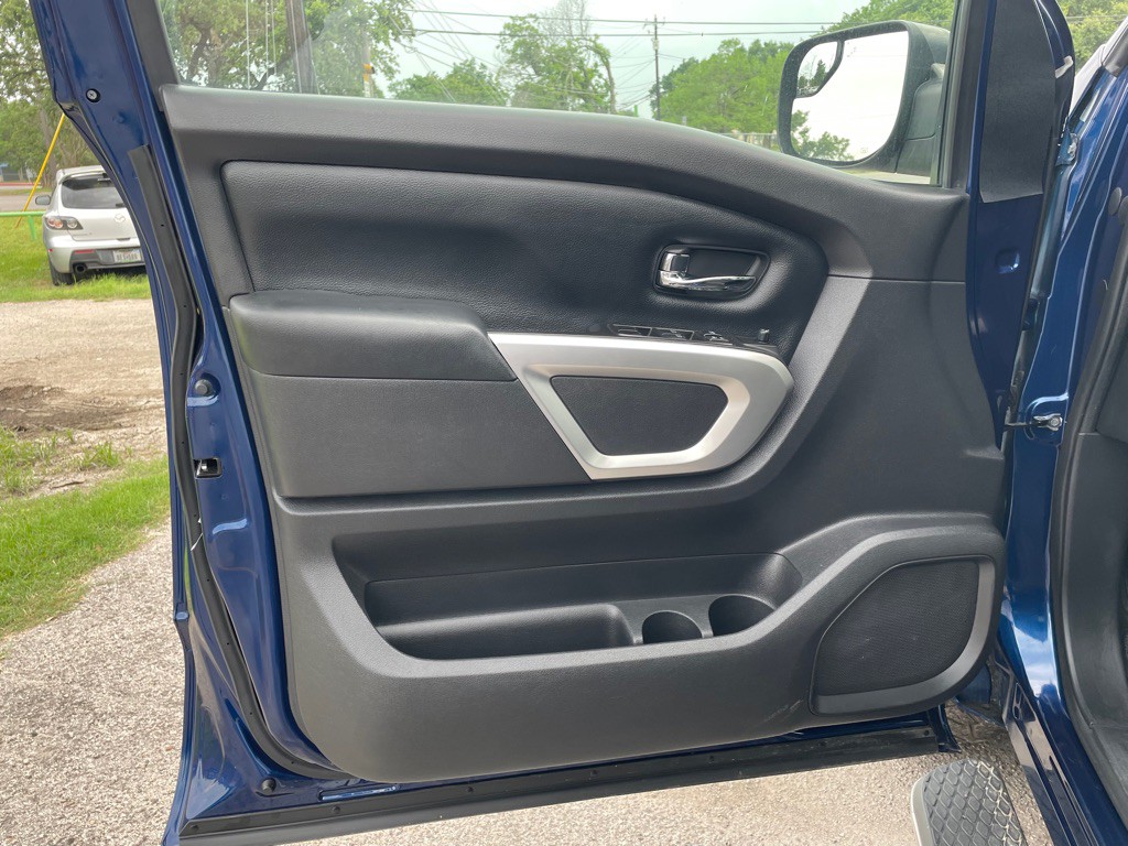 2017 Nissan Titan Image 9