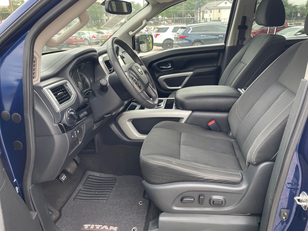 2017 Nissan Titan Image 10