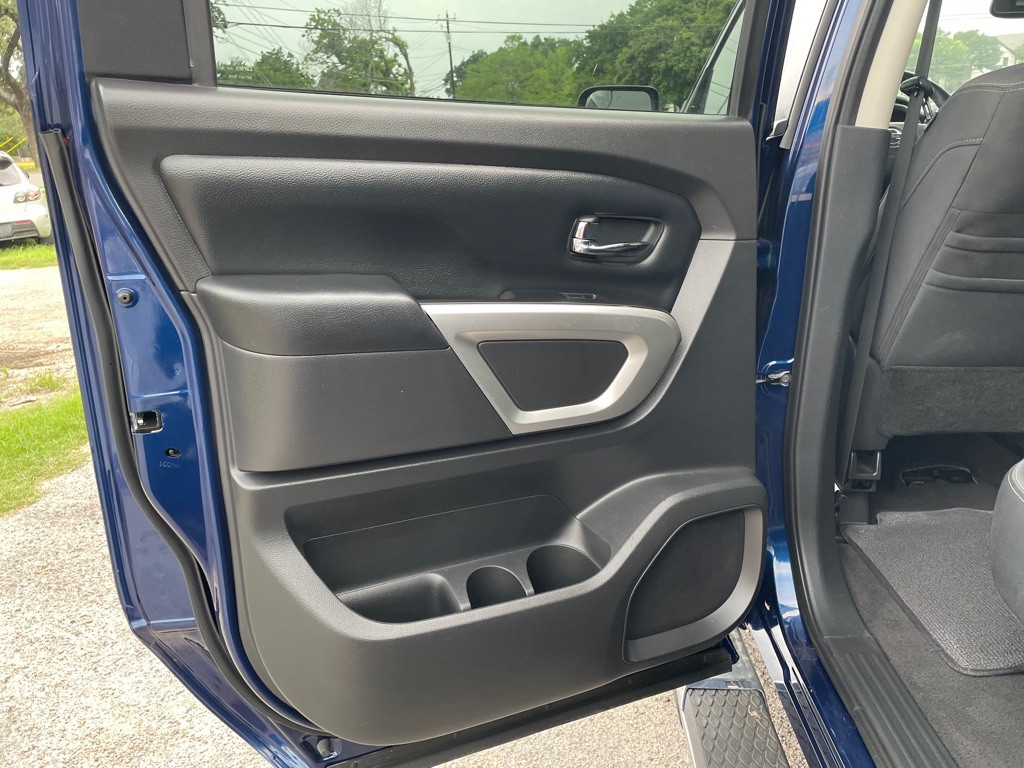 2017 Nissan Titan Image 11