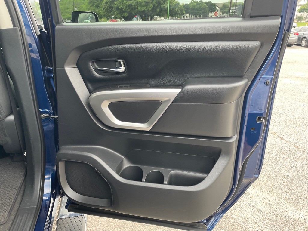 2017 Nissan Titan Image 13