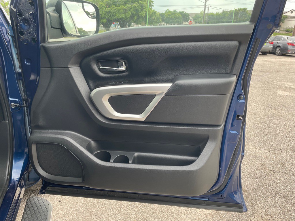 2017 Nissan Titan Image 15