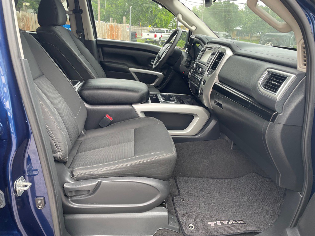 2017 Nissan Titan Image 16