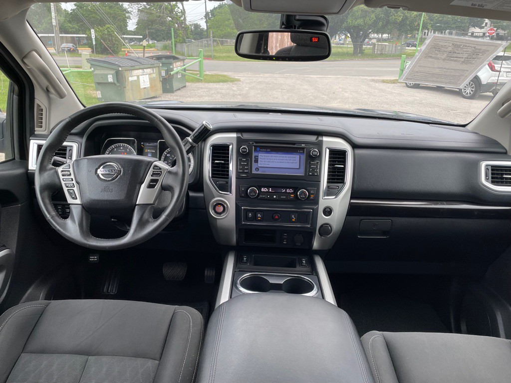2017 Nissan Titan Image 17
