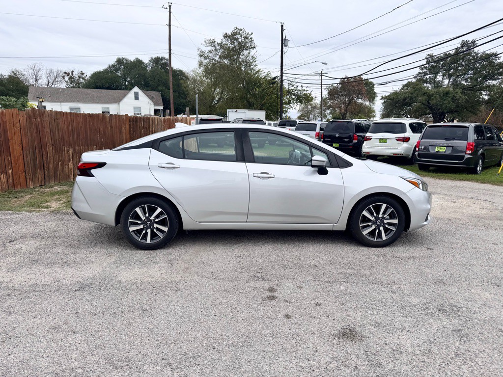 2021 Nissan Versa Image 4