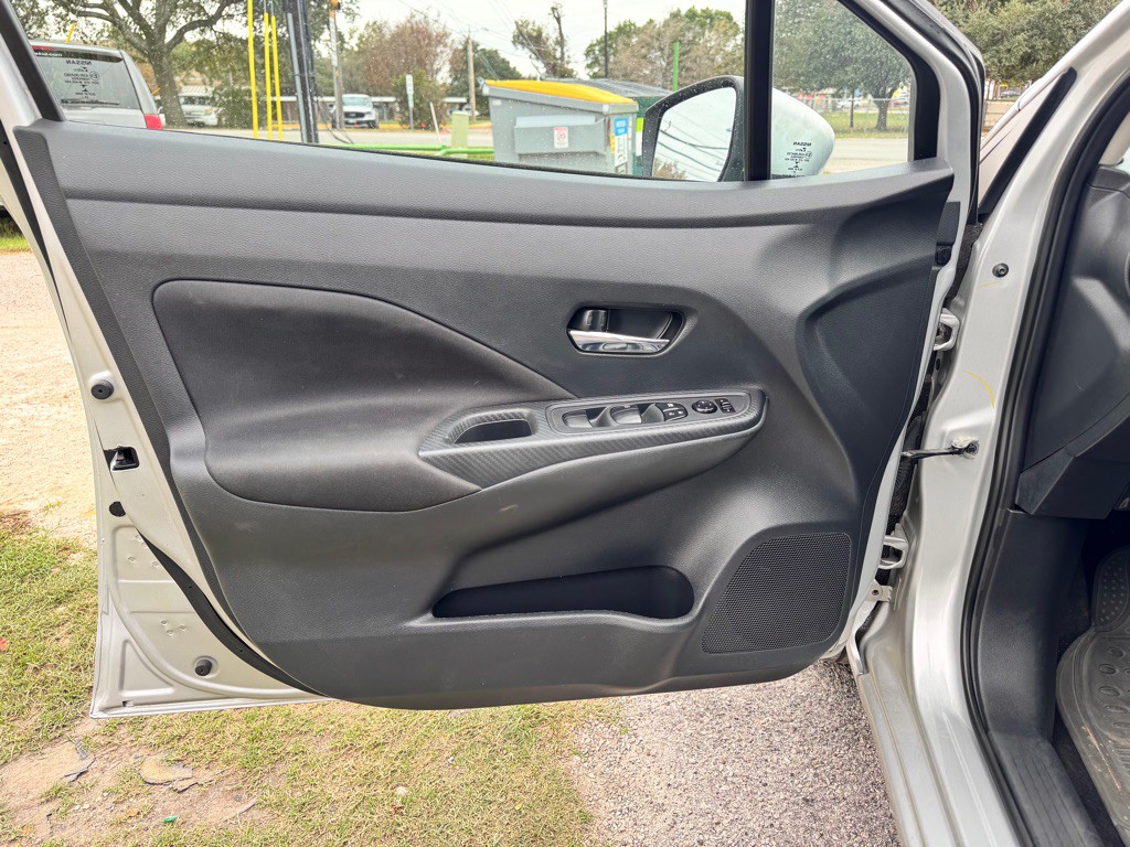 2021 Nissan Versa Image 11