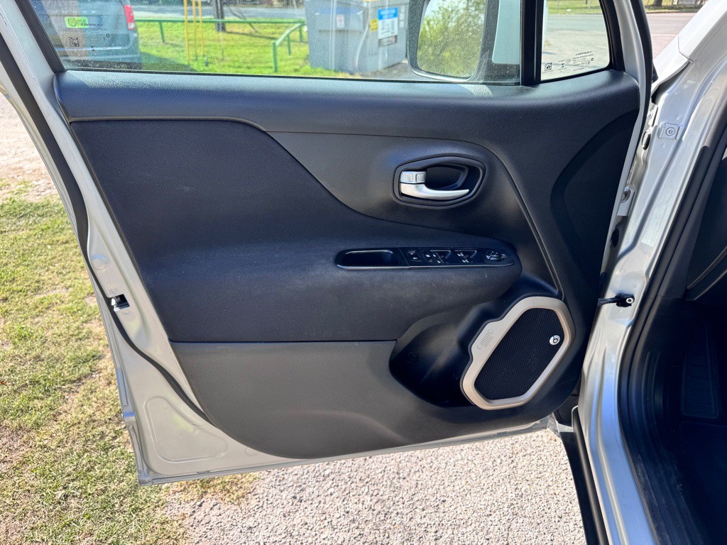 2016 Jeep Renegade Image 11