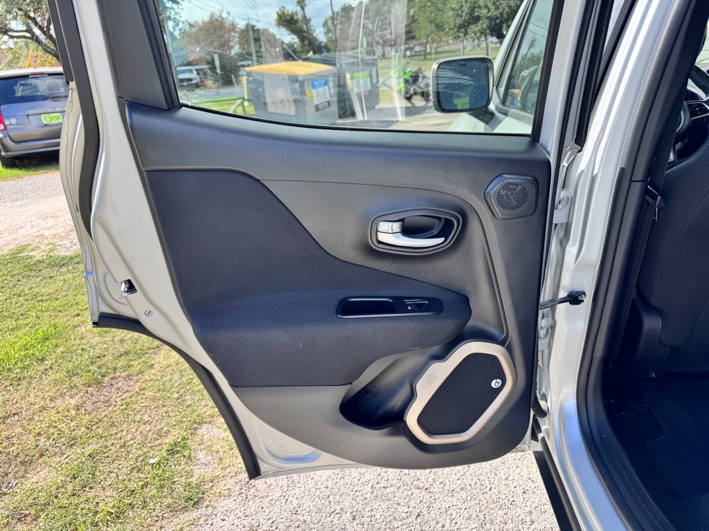 2016 Jeep Renegade Image 13