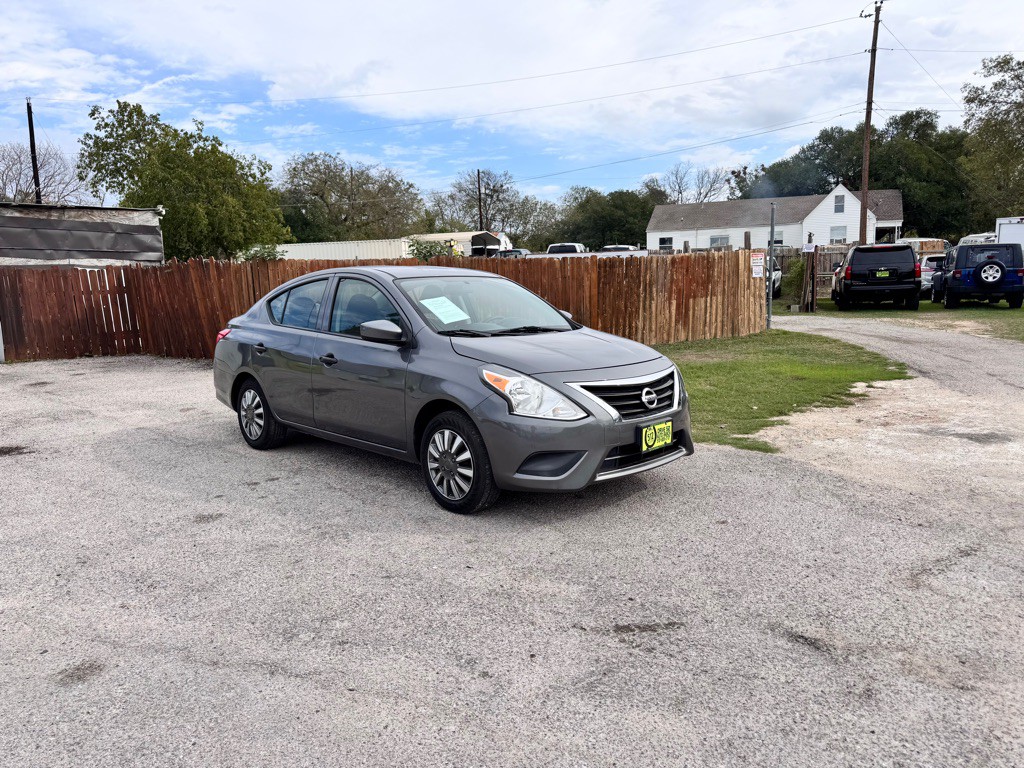 2019 Nissan Versa Image 1