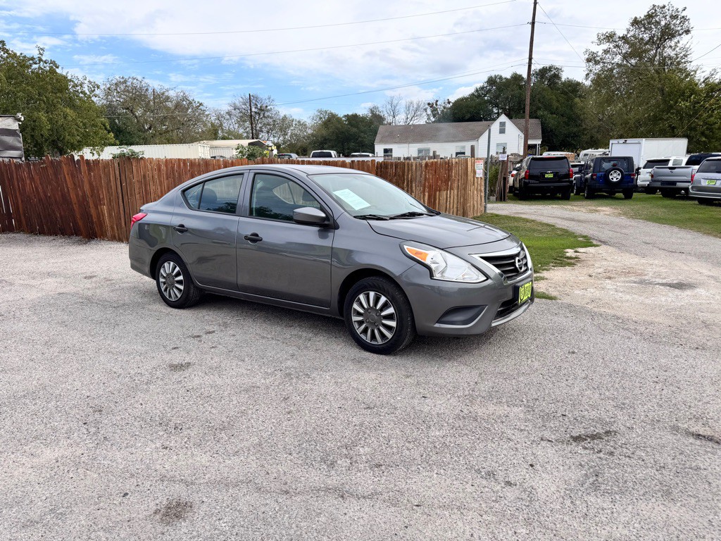 2019 Nissan Versa Image 3