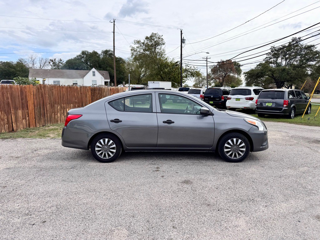 2019 Nissan Versa Image 4