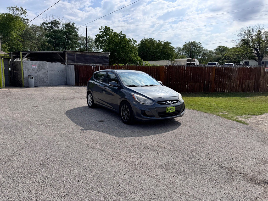 2013 Hyundai Accent Image 1