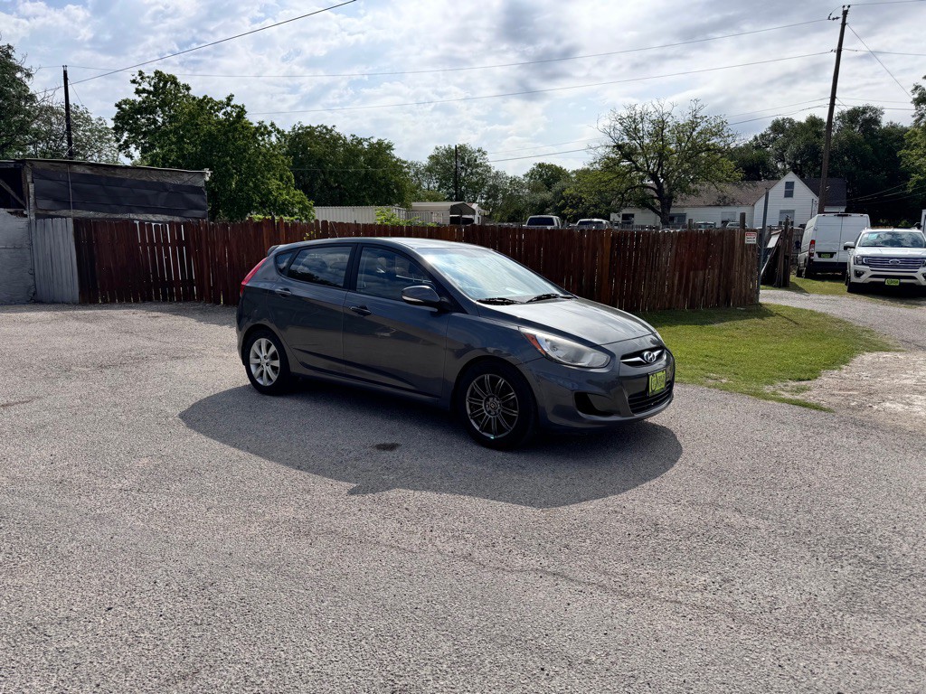 2013 Hyundai Accent Image 2