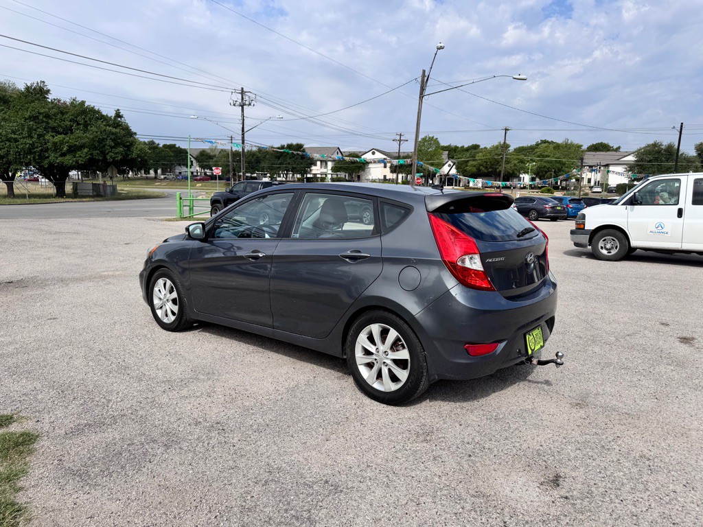 2013 Hyundai Accent Image 6