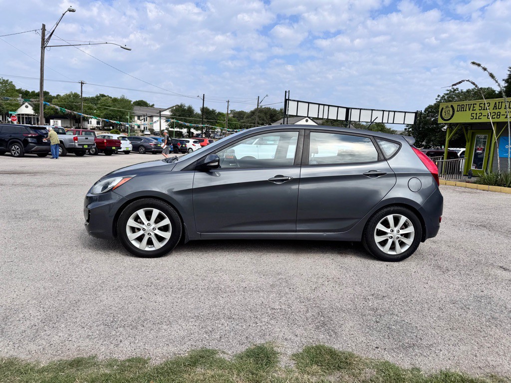 2013 Hyundai Accent Image 7