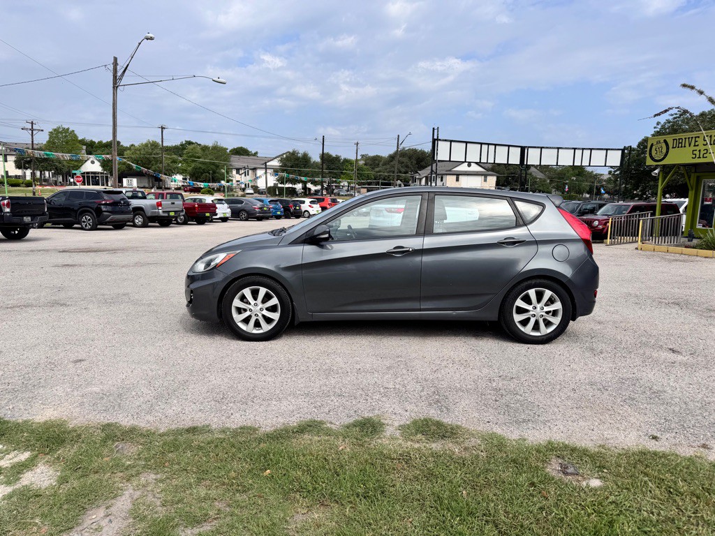 2013 Hyundai Accent Image 9