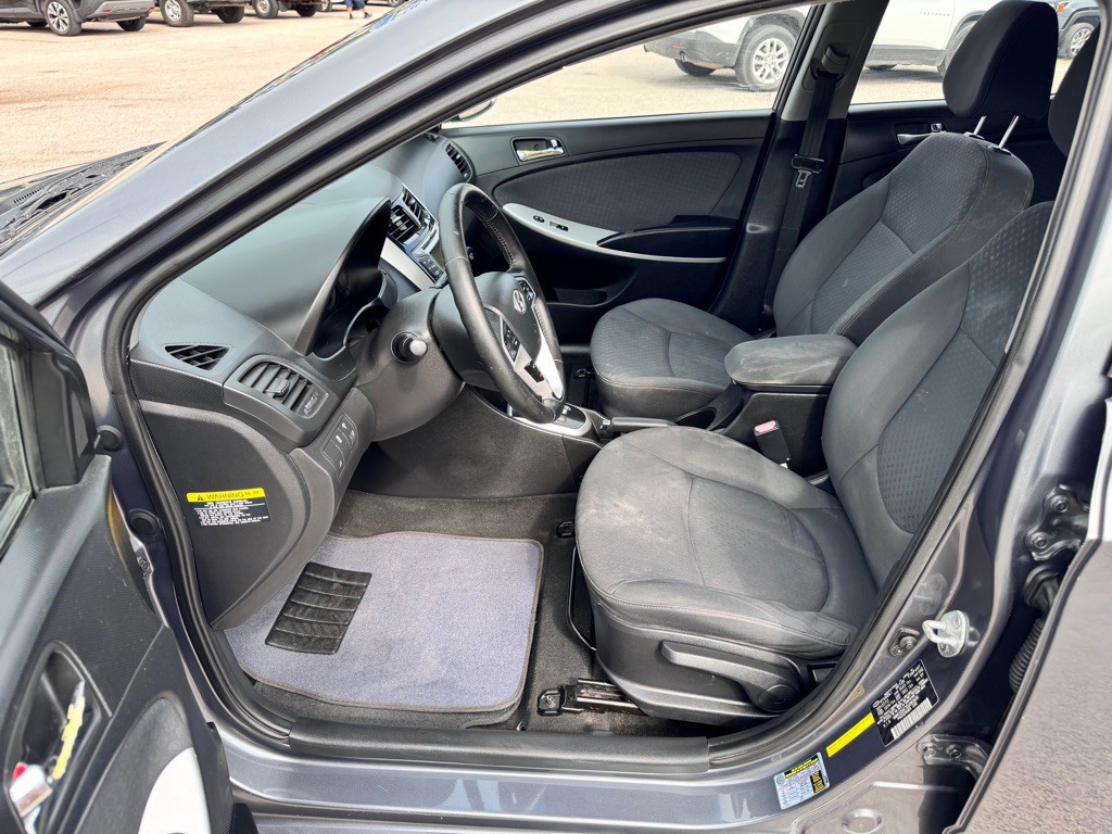 2013 Hyundai Accent Image 13
