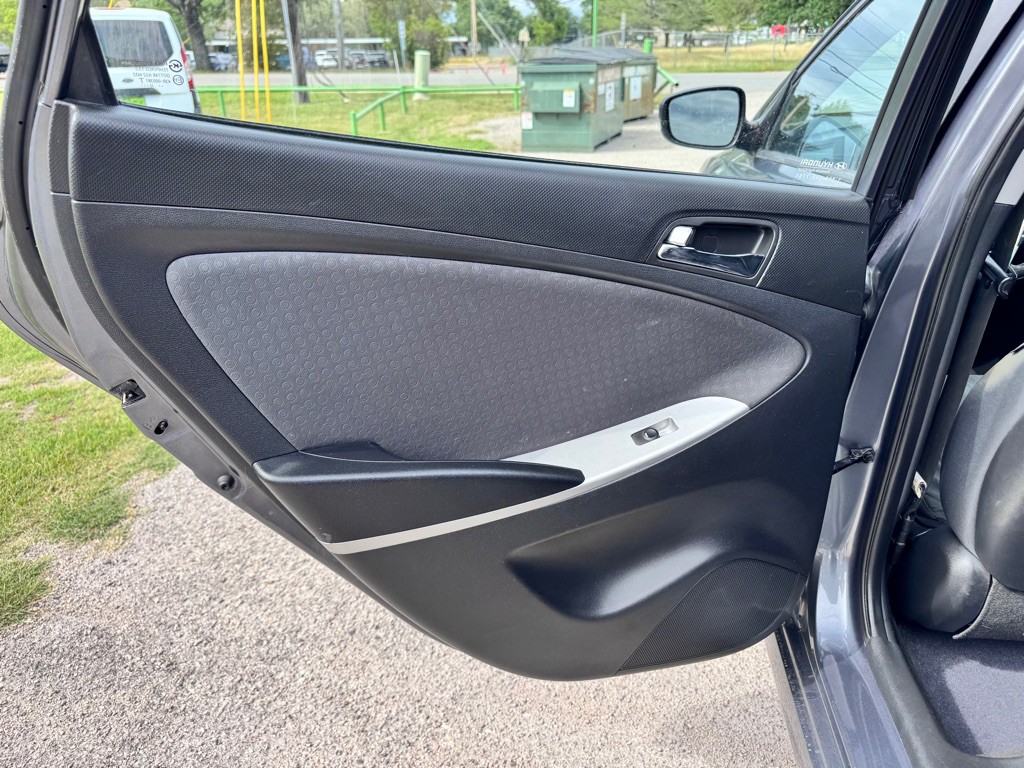 2013 Hyundai Accent Image 14