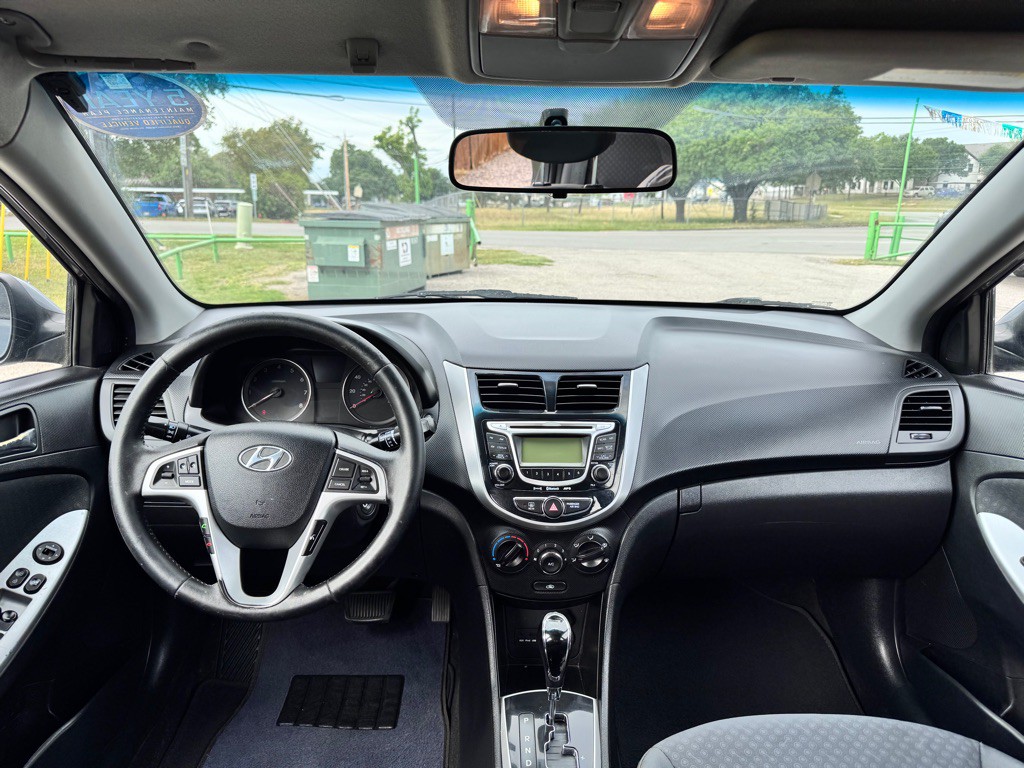 2013 Hyundai Accent Image 21