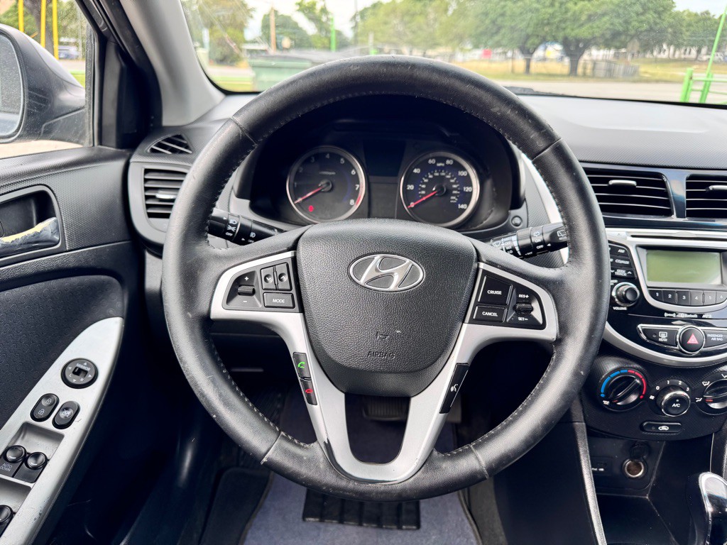 2013 Hyundai Accent Image 22
