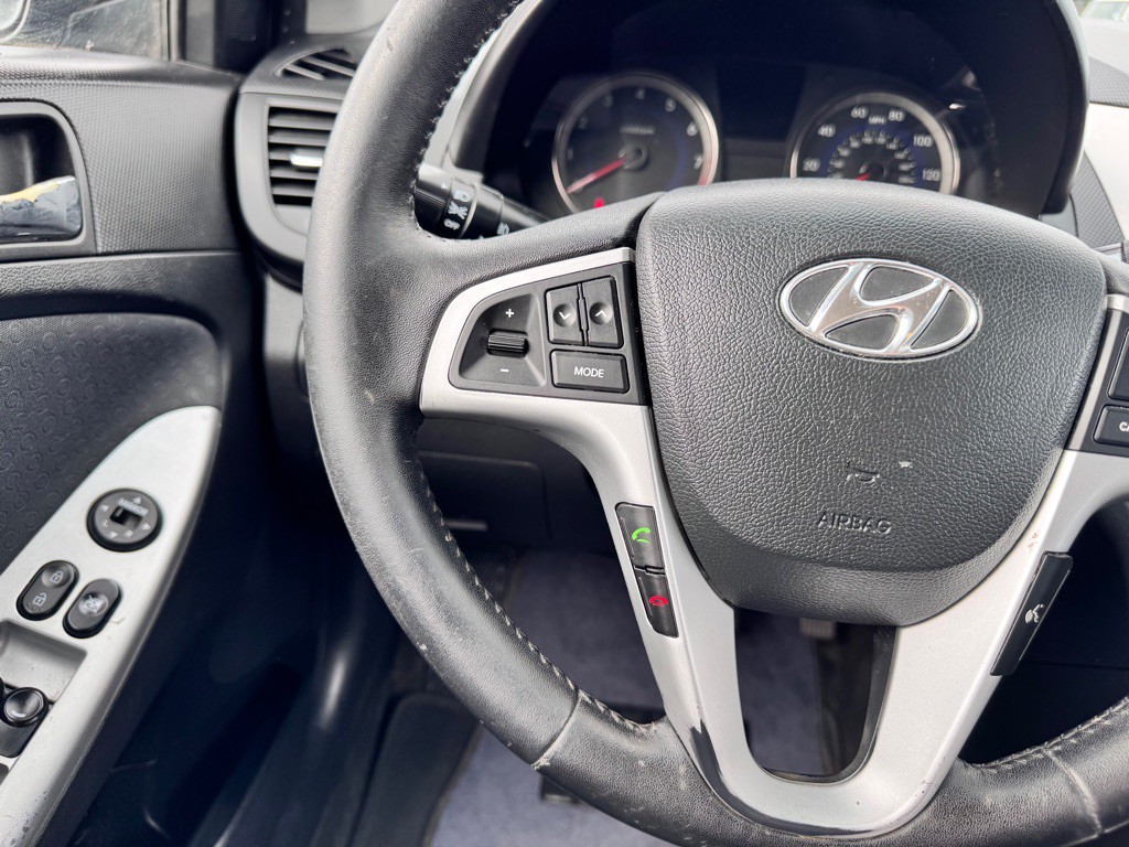 2013 Hyundai Accent Image 23