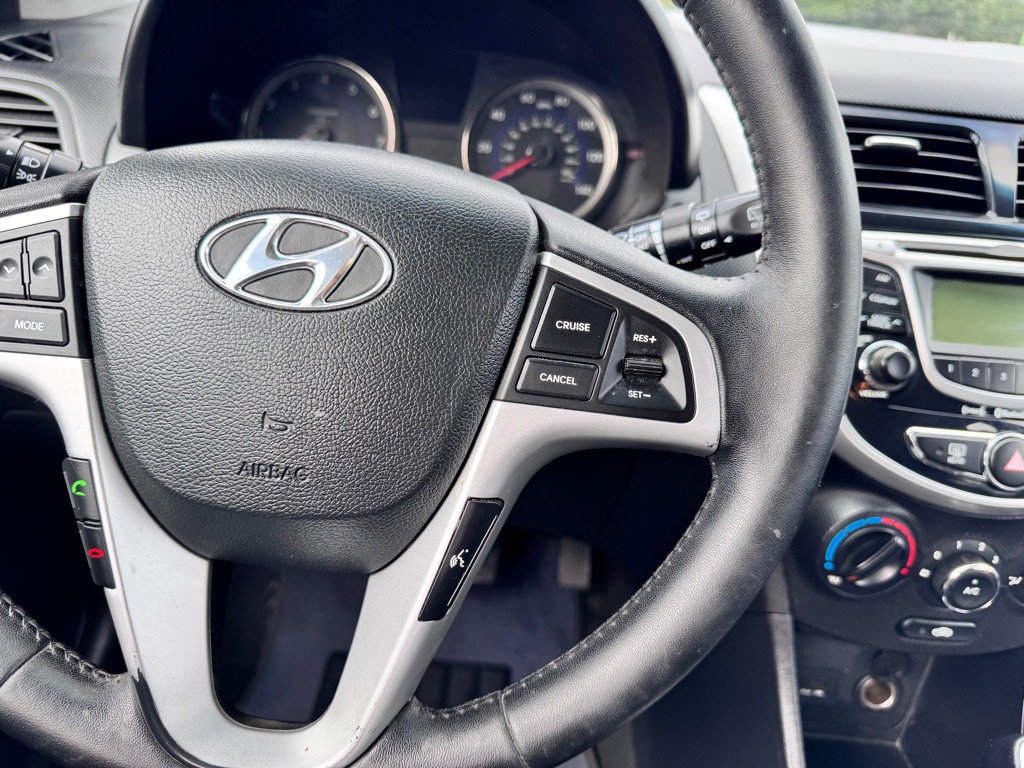 2013 Hyundai Accent Image 24