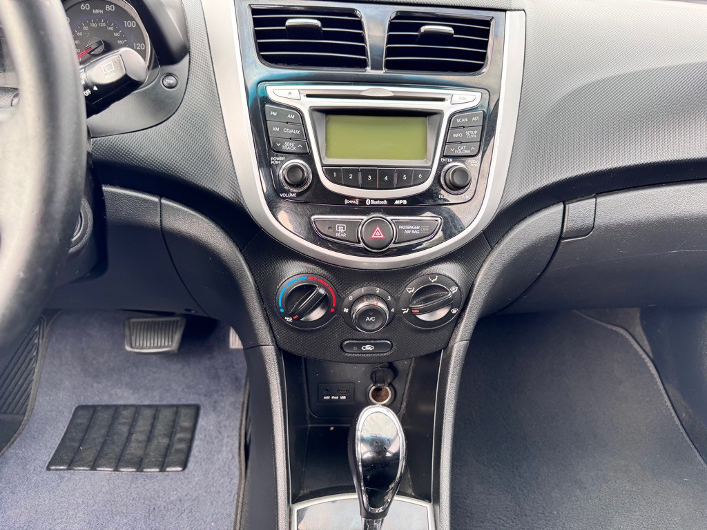 2013 Hyundai Accent Image 25