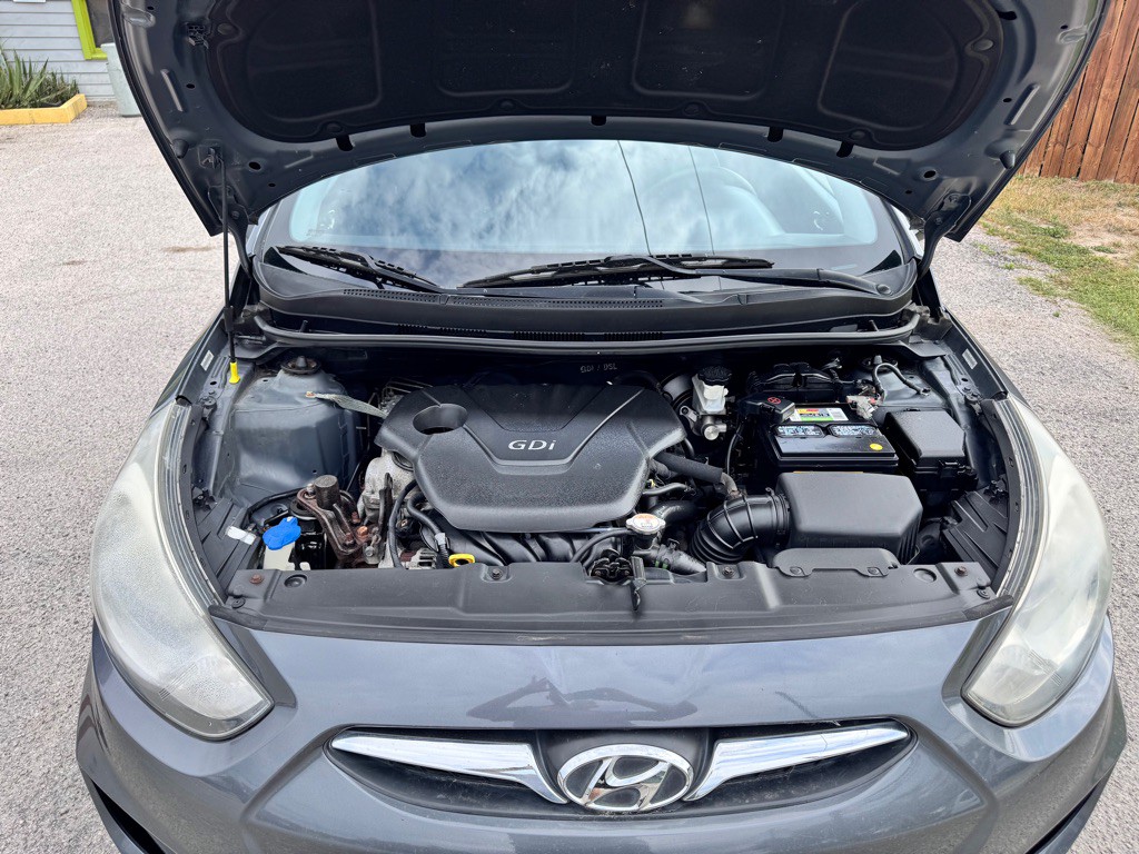 2013 Hyundai Accent Image 28