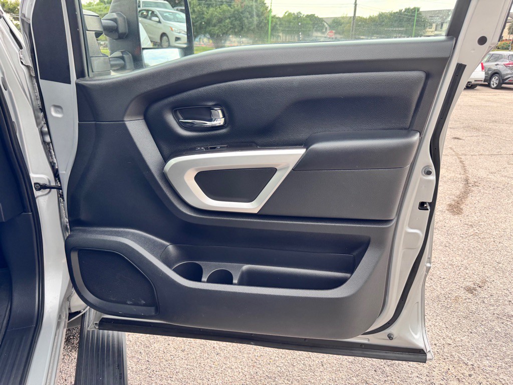 2021 Nissan Titan Image 16
