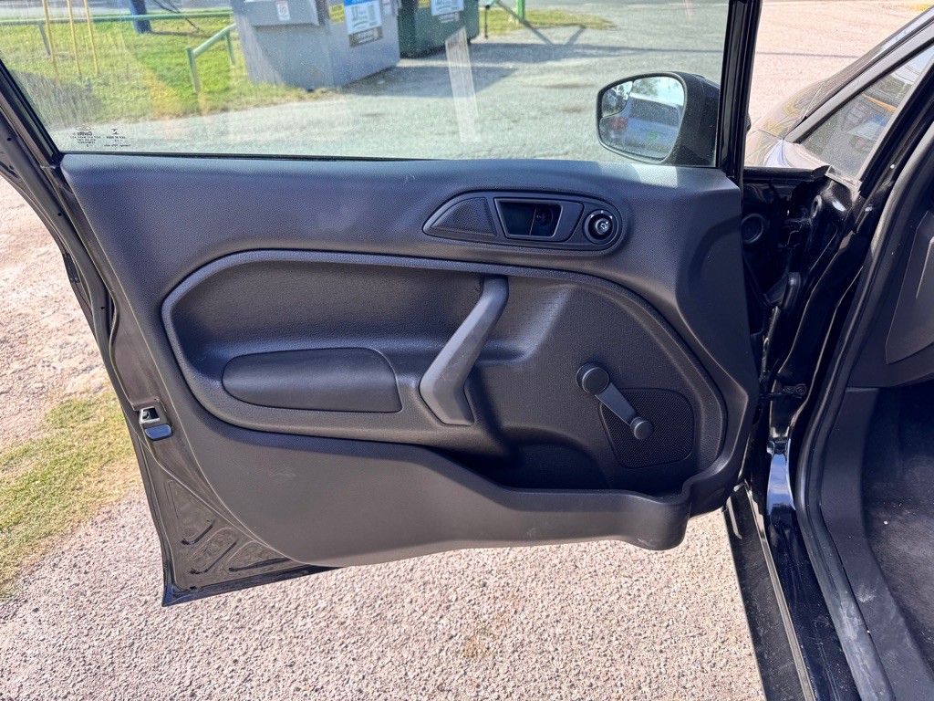 2015 Ford Fiesta Image 11