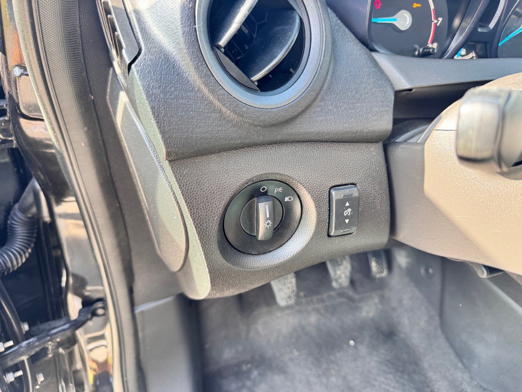 2015 Ford Fiesta Image 24