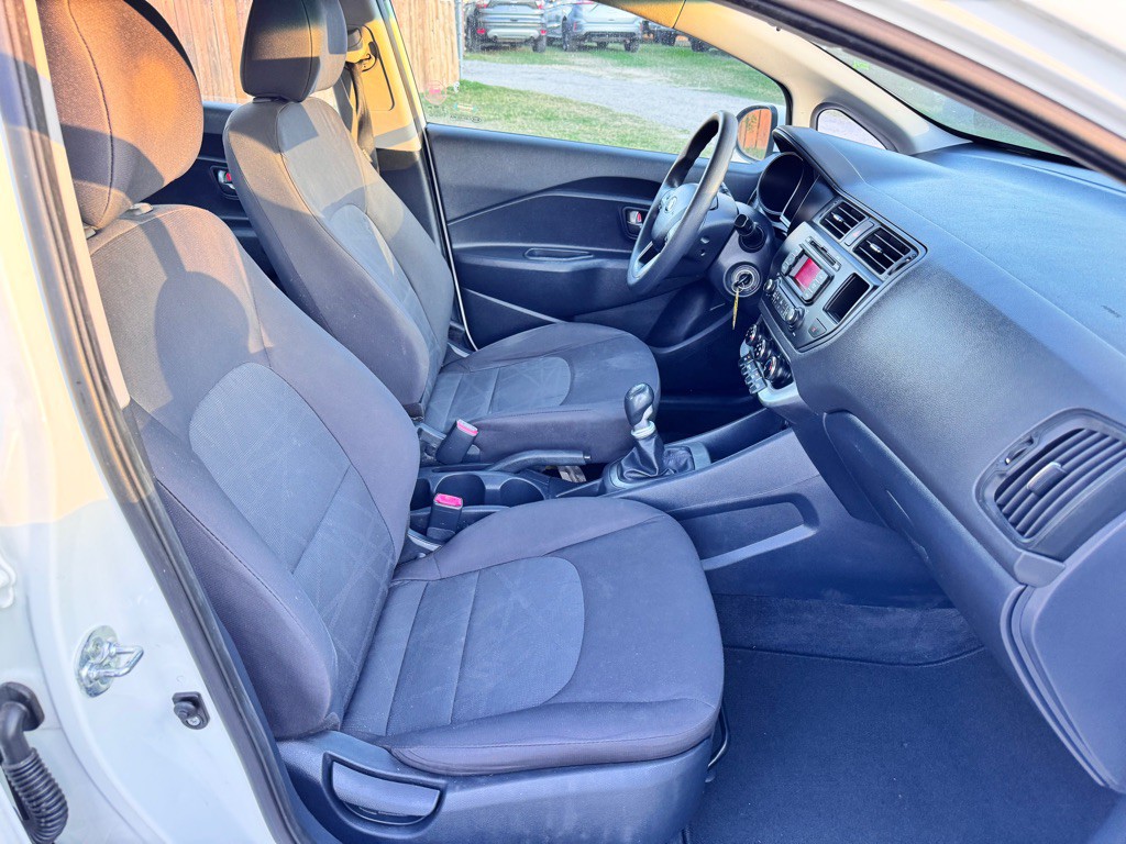 2015 Kia Rio Image 17