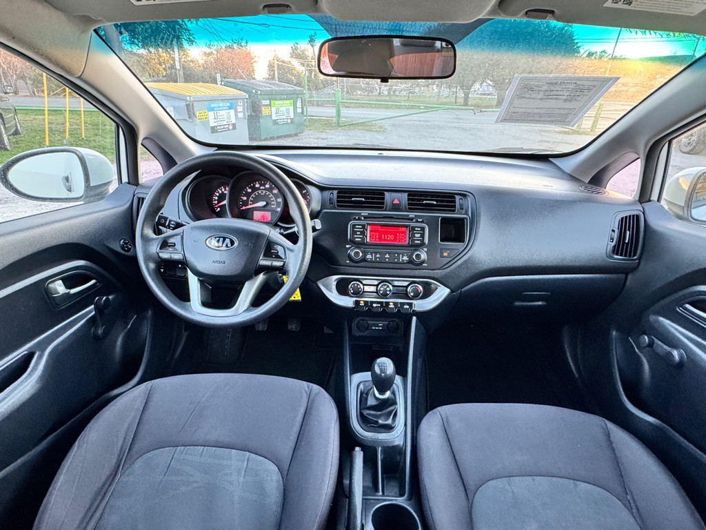 2015 Kia Rio Image 18