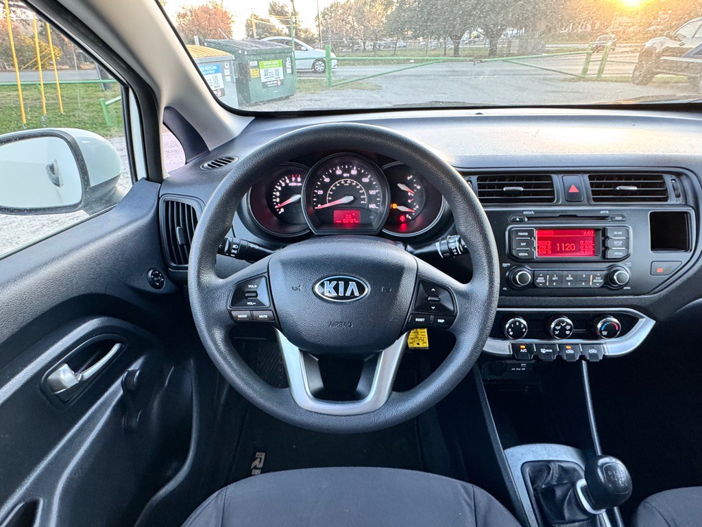 2015 Kia Rio Image 19