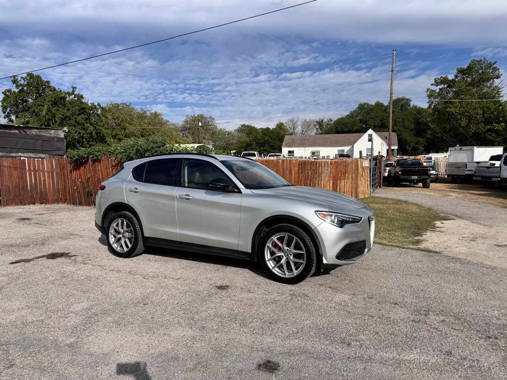 2018 Alfa Romeo Stelvio Image 2