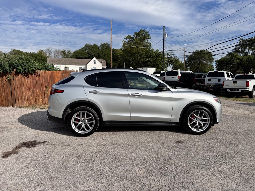 2018 Alfa Romeo Stelvio Image 3