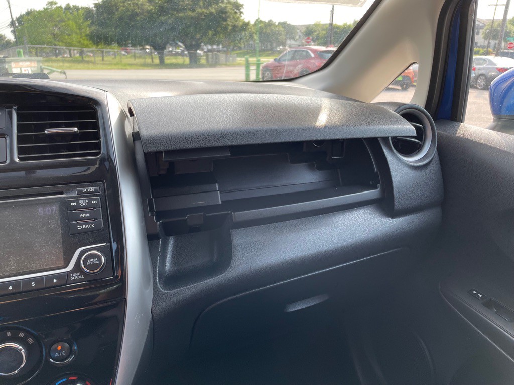 2015 Nissan Versa Image 28