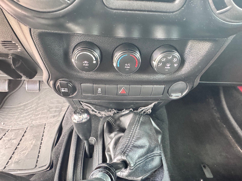 2013 Jeep Wrangler Image 23