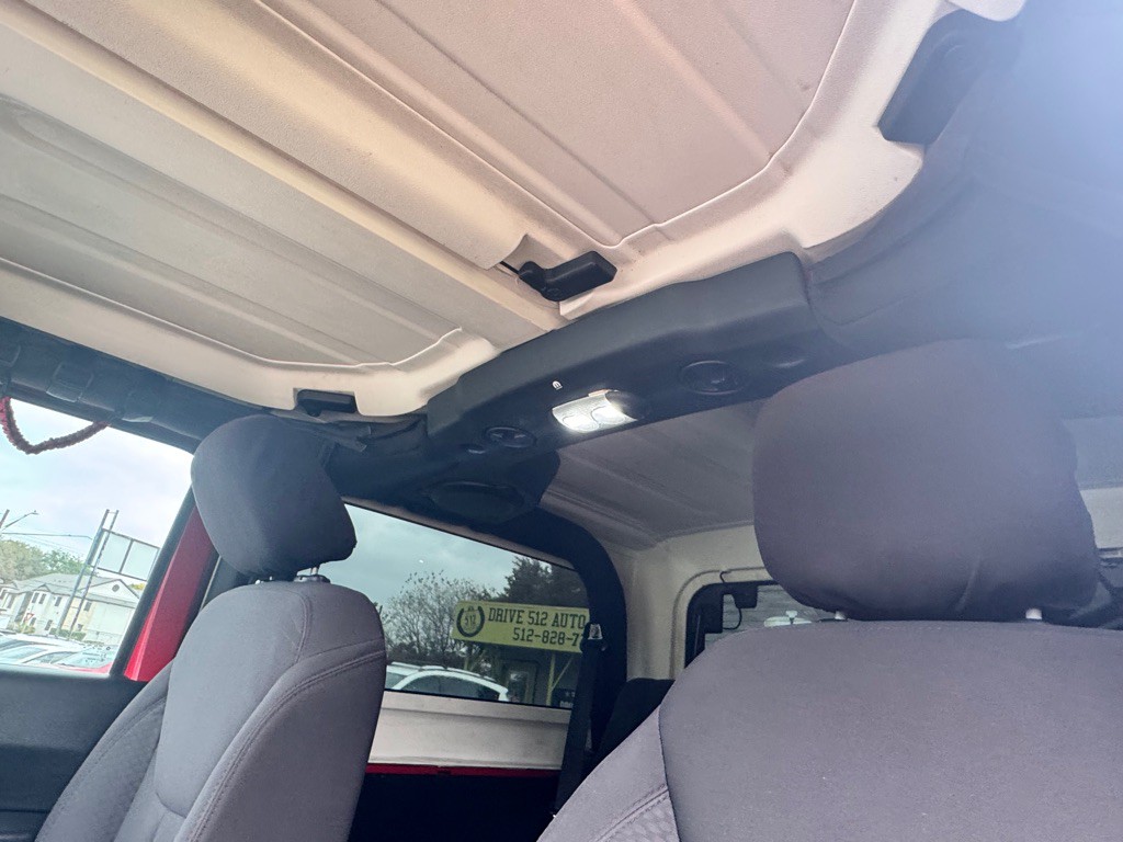 2013 Jeep Wrangler Image 25