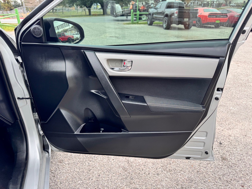 2017 Toyota Corolla Image 17